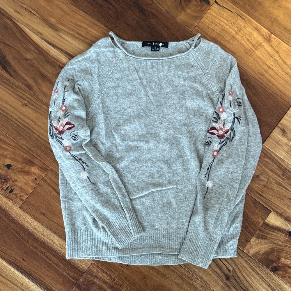 Skull Cashmere Gray Sweater with Floral Embroidery